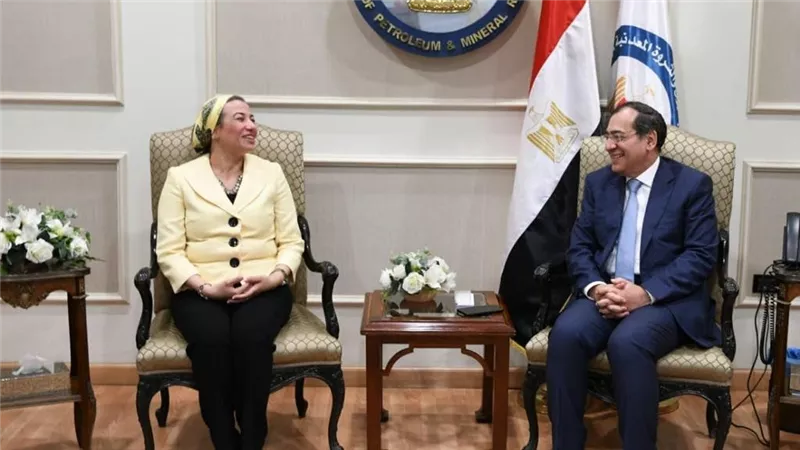 الملا وفؤاد يبحثان تنظيم فعاليات لخفض الكربون بالصناعة البترولية في مؤتمر المناخ COP27