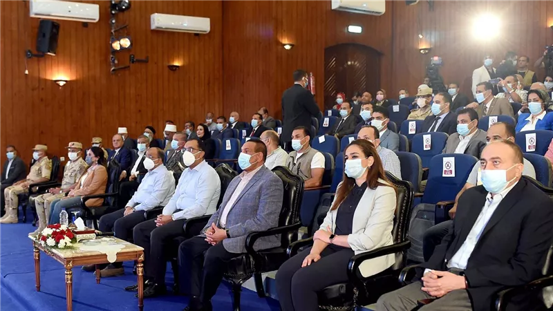 رئيس الوزراء يستمع لشرح حول الموقف التنفيذي لمشروعات حياة كريمة بالبحيرة