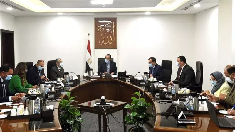 مدبولي يبحث مع وزيري الكهرباء والبترول خطط الربط الكهربائي ومشروعات الهيدروجين الأخضر
