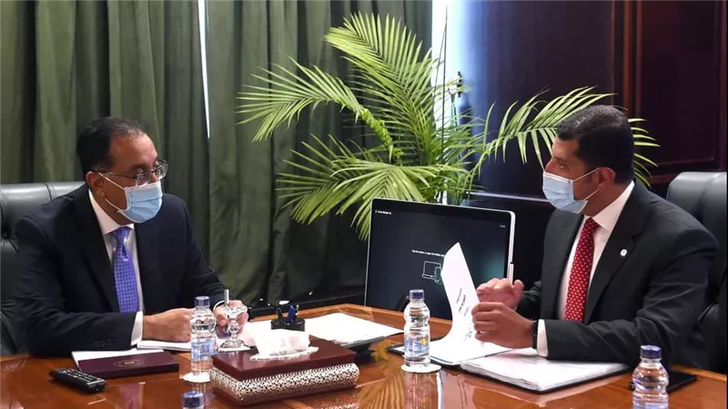 رئيس الوزراء يتابع مع رئيس هيئة للاستثمار عدد من المشروعات