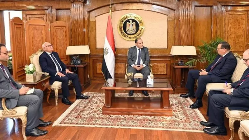 وزير التجارة يبحث مع محافظي بورسعيد والشرقية سبل تعزيز فرص الاستثمار الصناعي بالمحافظتين