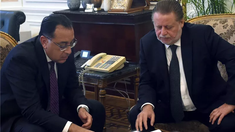 رئيس الوزراء يلتقي محافظ البنك المركزي لاستعراض عدد من الملفات الاقتصادية