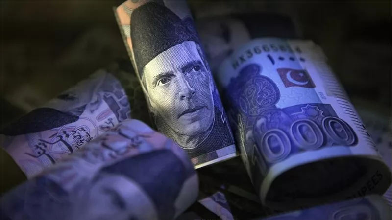 توقعات باستعادة الروبية الباكستانية عافيتها بعد الموافقة على صرف شريحة قرض صندوق النقد