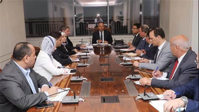 وزير النقل يبحث مع وفد البنك الأوروبي للاستثمار EIB تمويل تنفيذ مشروع لقطار الكهربائي السريع
