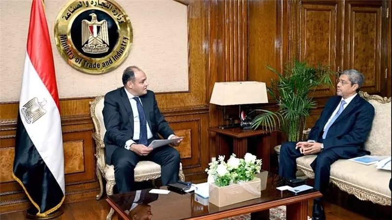 وزير التجارة يبحث مع رئيسي اتحادي الصناعات والغرف التجارية سبل الارتقاء بقطاعي التجارة والصناعة