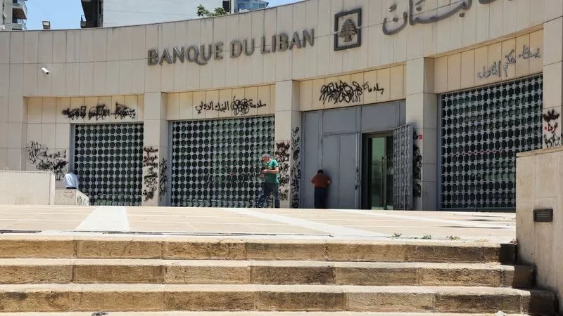 مصرف لبنان المركزي يتوقف نهائيا عن توفير الدولار لواردات البنزين