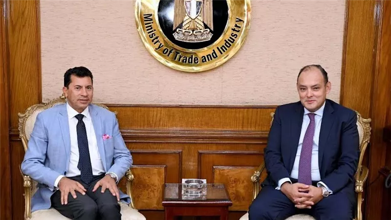 وزيري التجارة والشباب يبحثان التوسع في تصنيع المستلزمات الرياضية