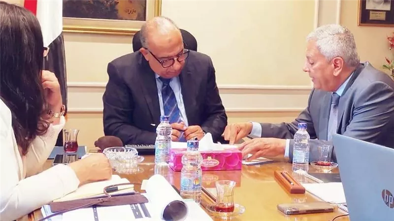 وزير قطاع الأعمال يوجه بالاهتمام بالبحث العلمي واتباع أساليب تسويق حديثة بالقابضة للأدوية