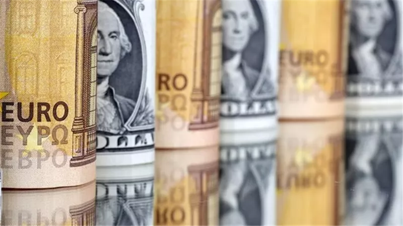 تراجع اليورو مقابل الدولار بعد رفع المركزي الأوروبي سعر الفائدة
