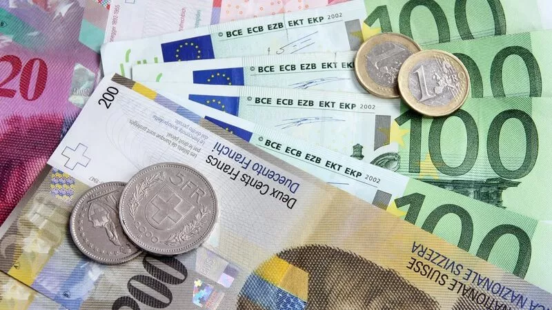 بعد تدخل البنك الوطني السويسري.. تراجع الفرنك أمام الدولار
