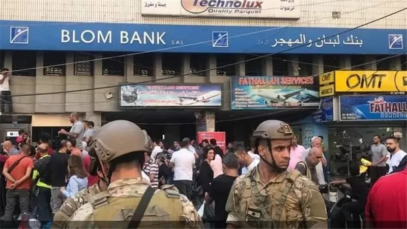 عودة السطو.. مودعون يقتحمون مصارف في لبنان بالقنابل: عايزين دولارتنا