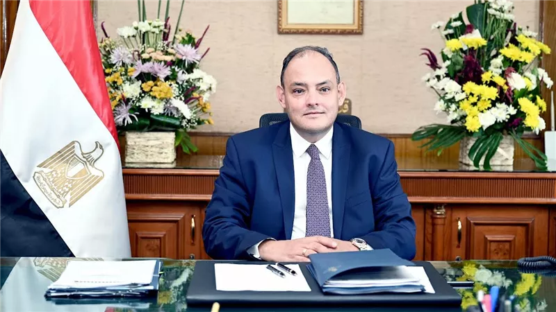 تسليم عقود 113 وحدة صناعية لـ60 مستثمرا بالمجمعين الصناعيين بالفيوم الجديدة