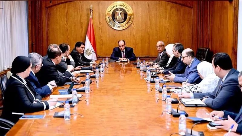 وزير التجارة: نسعى للتواصل الدائم مع المستثمرين لإيجاد حلول للتحديات