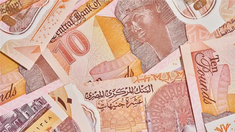  الدولار يزحف نحو الـ 24 جنيه في البنوك ببداية تعاملات الأسبوع