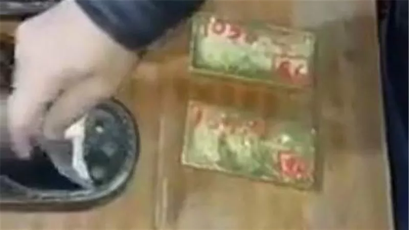 مخبأة تحت فرش شبشب..جمارك السلوم تضبط محاولة تهريب عدد من السبائك الذهبية
