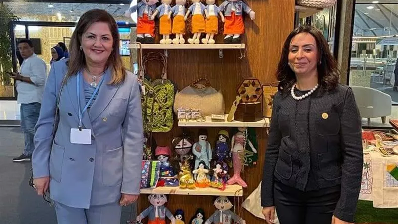 وزيرة التخطيط  تتفقد جناح الوزارة في فعاليات مؤتمر COP27