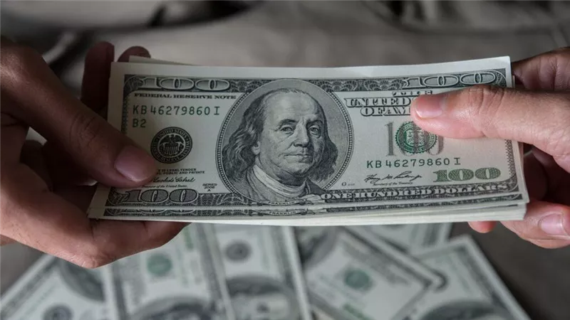 الدولار يحقق أكبر مكاسب أسبوعية