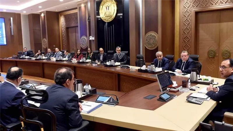 الاستثمارات الأجنبية المباشرة والحصيلة الدولارية .. تفاصيل اجتماع مدبولي والمجموعة الاقتصادية