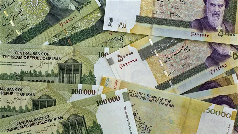 تراجع الريال الإيراني إلى مستوى قياسي