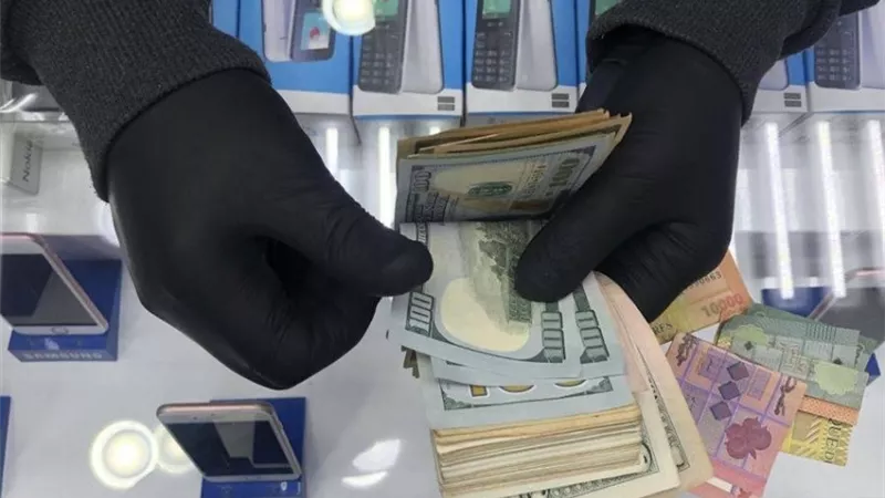 السوق السوداء تختنق.. توقف حركة البيع والشراء بالموازية| فيديو  