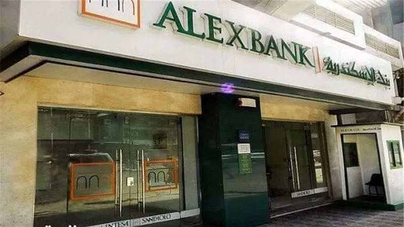 بنك الإسكندرية يرفع عمولة سحب الدولار والمشتريات بالخارج إلي 6%