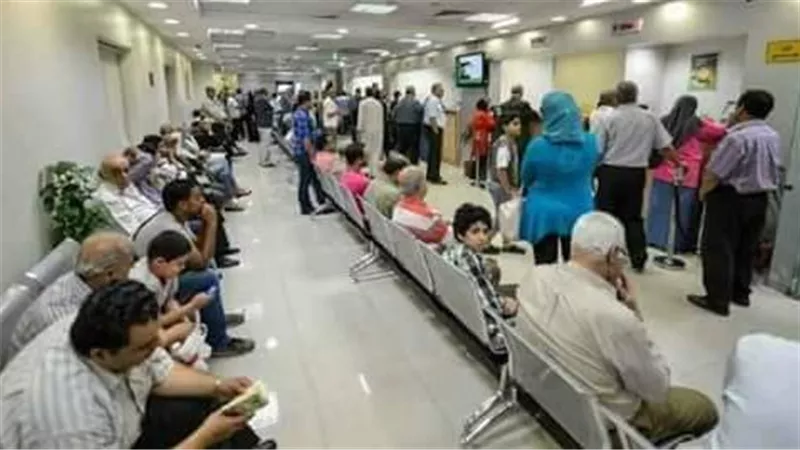 فروع بنكا الأهلى ومصر تكتظ بالمواطنين لشراء شهادات الـ 25 %