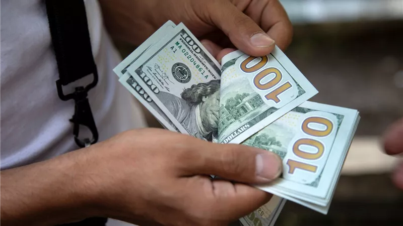 تخطت المليار..الدولار يتدفق في سوق العملات المصرية بعد خفض قيمة الجنيه