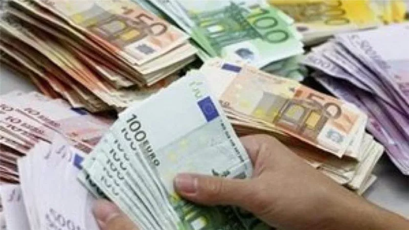 سعر اليورو أمام الجنيه المصري في تعاملات اليوم الأحد 8-1-2023