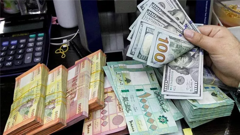متظاهرون لبنانيون يحتجون على انخفاض الليرة لمستويات غير مسبوقة