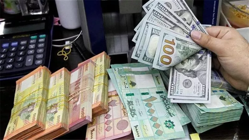غابت الحلول.. الليرة اللبنانية تنهار تماماً وسعر الدولار يتخطي الـ 63 ألف| فيديو 