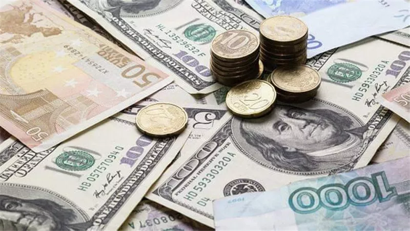الروبل الروسي ينخفض إلى أدنى مستوى في 3 أسابيع مقابل الدولار