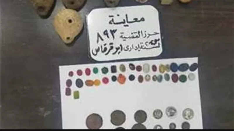 ضبط 756 قطعة أثرية أثناء تفتيش منزل تاجر مخدرات في المنيا