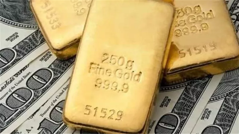 خسائر ضخمة للذهب.. ويترقب بيانات هامة قد تطيح به إلي القاع
