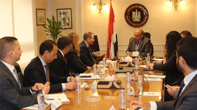 وزير قطاع الأعمال يبحث فرص ومجالات التعاون المشترك مع البنك الأوروبي