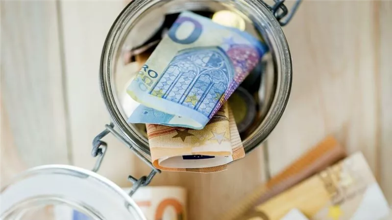 سعر اليورو الأوروبي أمام الجنيه المصري في تعاملات اليوم الأحد 12-3-2023