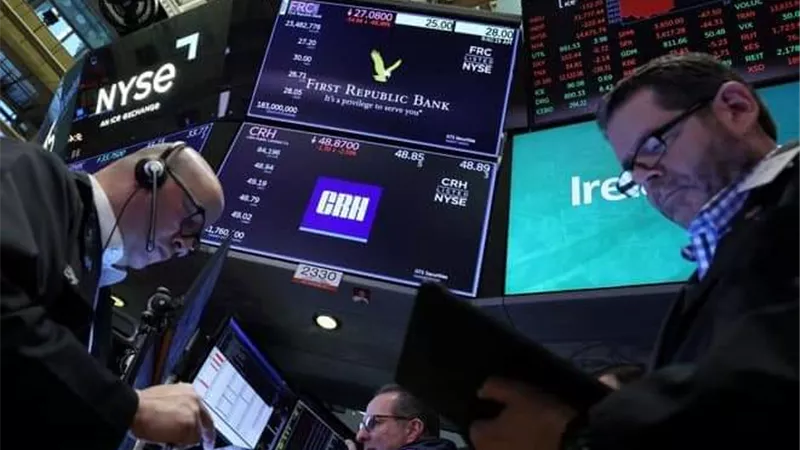 إجراءات أمريكية تنعش مؤشرات وول ستريت .. ومخاوف تجتاح البنوك الأوروبية