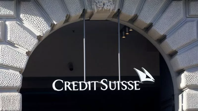 كريدي سويس يبحث خيارات البقاء تحت ضغط الاندماج مع UBS