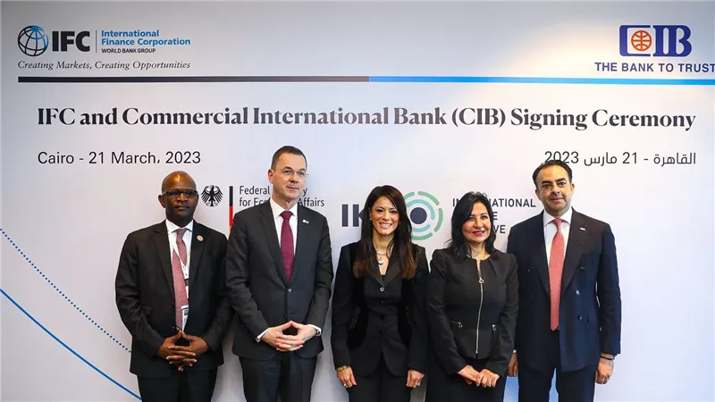 البنك التجاري الدولي يوقع اتفاقيتي شراكة لدعم الشركات المتوسطة والعمل المناخي