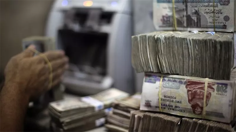 هل اقترب التعويم الرابع للجنيه؟.. خبراء يكشفون آخر التطورات