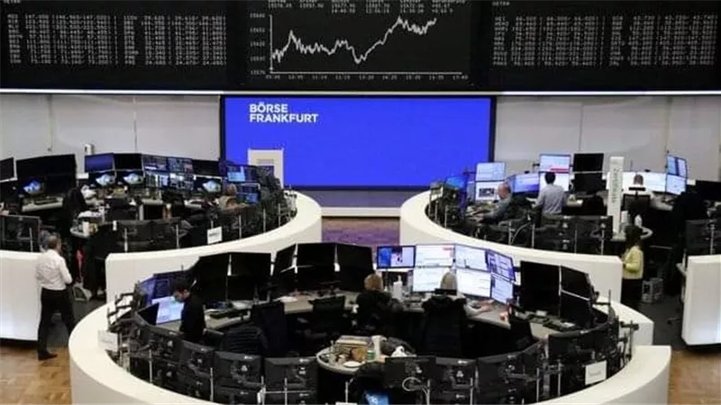 تراجع الأسهم الأوروبية بعد خفض التصنيف الأمريكي