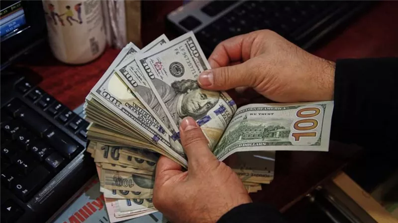 ارتفاع الدولار لكنه يقترب من تسجيل خسائر للشهر الثاني على التوالي