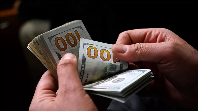 3 اسباب وراء هبوط الدولار لادنى مستوى له في شهرين