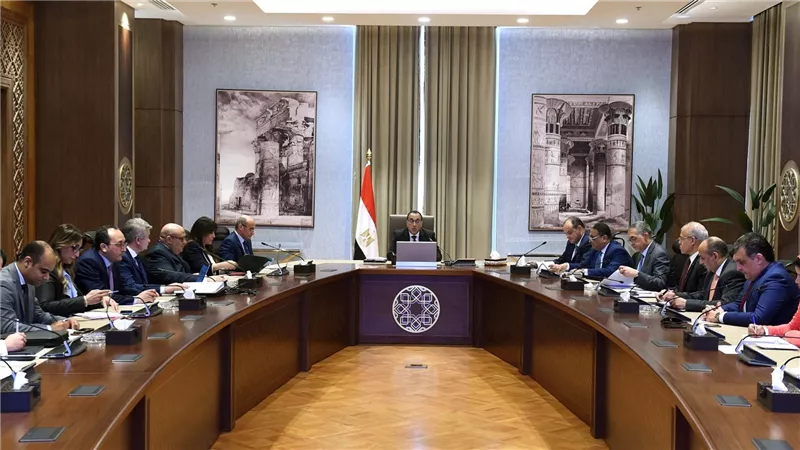 رئيس الوزراء يبحث سبل النهوض بالمناطق الاستثمارية والصناعية والتغلب على التحديات