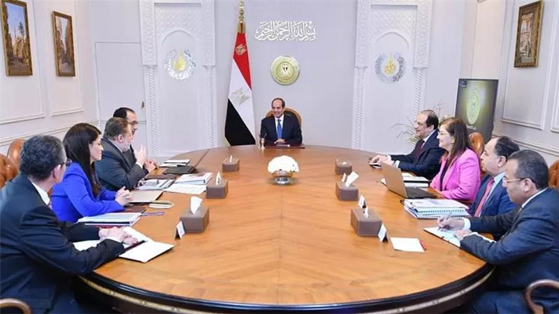 السيسي يجتمع مع رئيس الحكومة ومحافظ البنك المركزي ورئيس المخابرات
