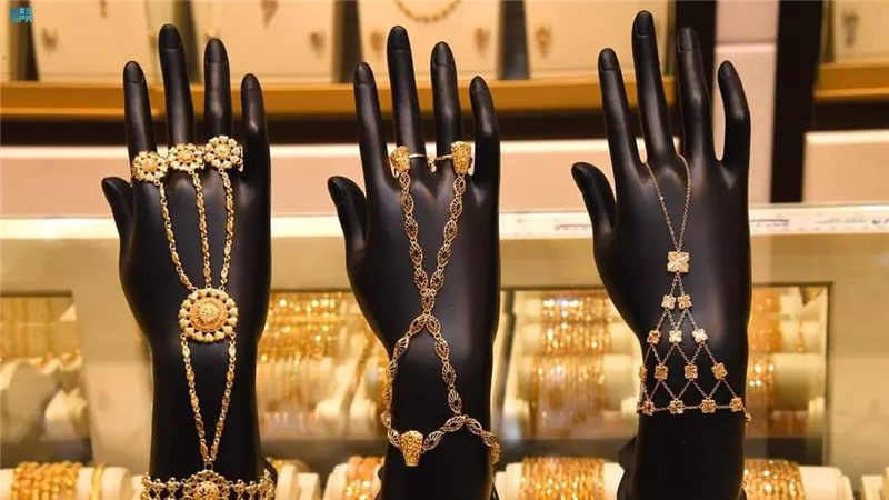 مفاجأة مدوية.. سوق الذهب يسعر الدولار بـ 44 جنيه
