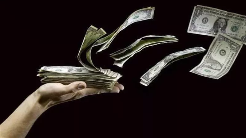 سعر الدولار أمام الجنيه المصري في تعاملات اليوم الثلاثاء 2-5-2023