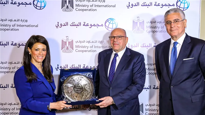 المشاط تكرم مسئولين بالبنك الدولي لجهودهما في تعزيز التعاون مع مصر