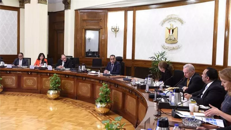 رئيس الوزراء يستعرض مع مسئولي البنك الدولي عناصر مقترحة لاستراتيجية تنمية الصناعة