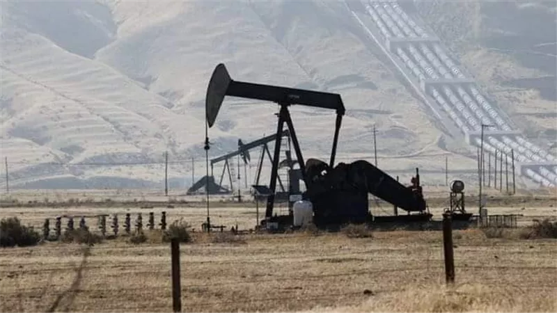 النفط يتراجع 1.4% عند الإغلاق مع ارتفاع الدولار