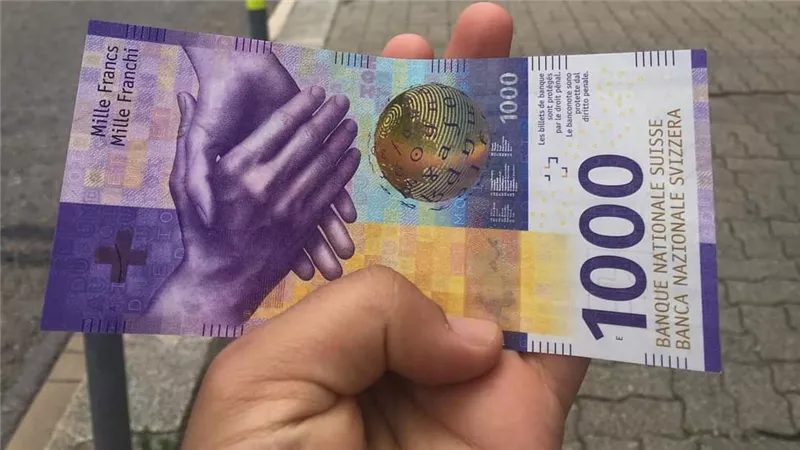 الفرنك السويسري يتكبد خسائر فادحة في تداولات الجلسة الأمريكية الخميس